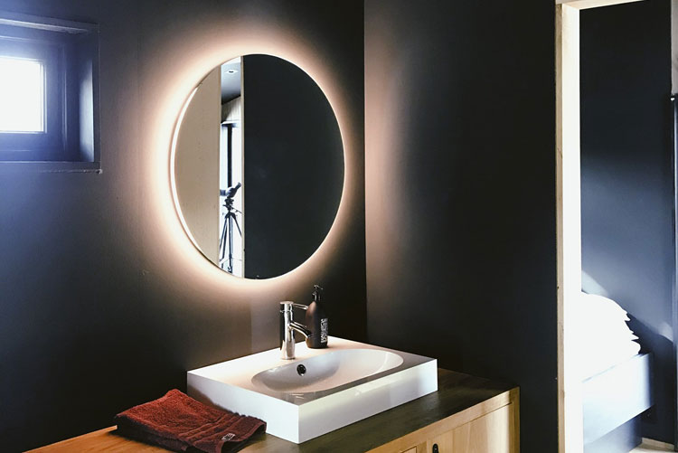 podświetlane lustro w łazience