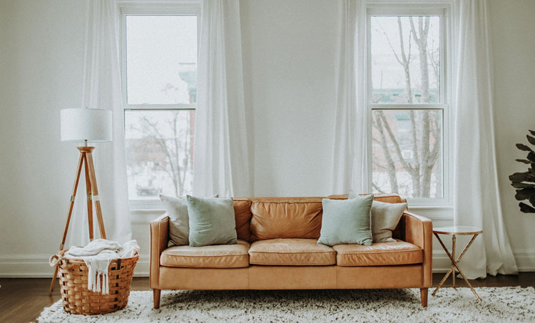 kolorowa kanapa w jasno białym salonie  