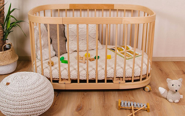 drewniane łóżeczko dla dziecka 