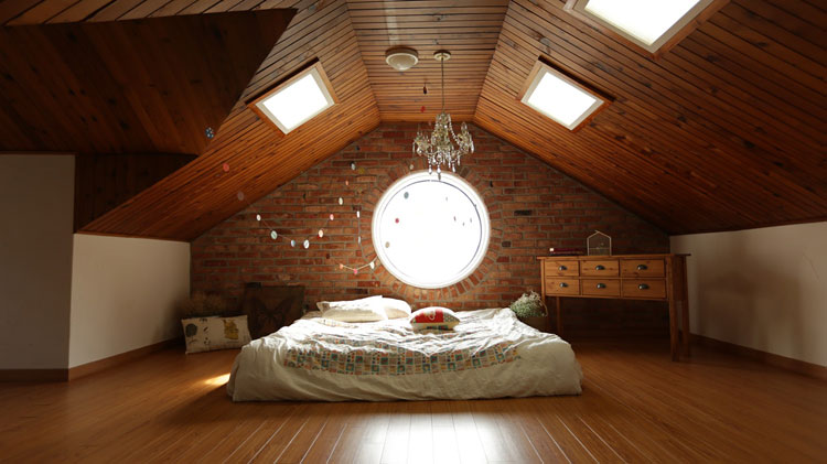 Sypialnia na poddaszu urządzona w stylu skandynawskim 