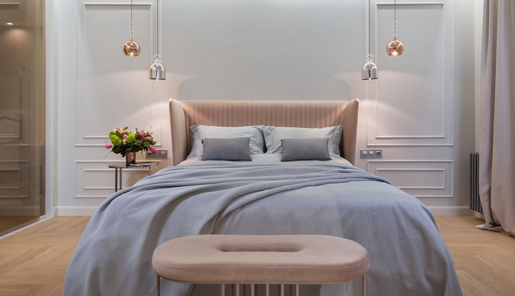 Biała sypialnia w stylu glamour z łóżkiem glamour