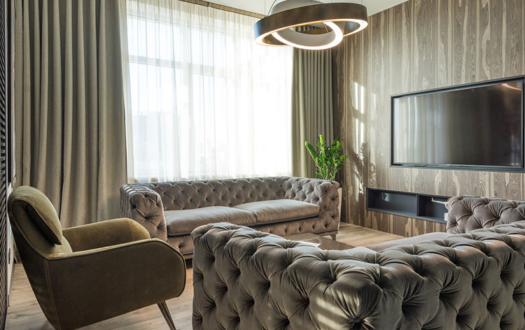 Elegancki salon w stylu glamour z pikowanymi sofami