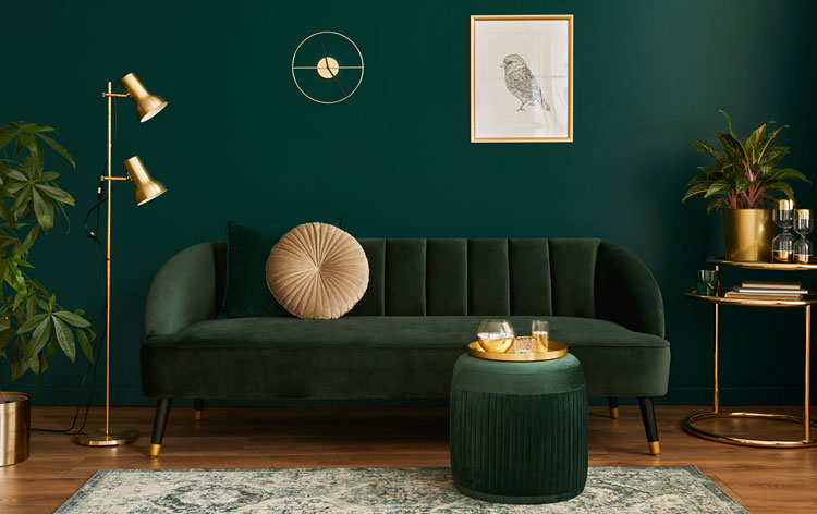 Wnętrze salonu urządzonego w stylu glamour w kolorystyce zieleni ze złotymi dodatkami