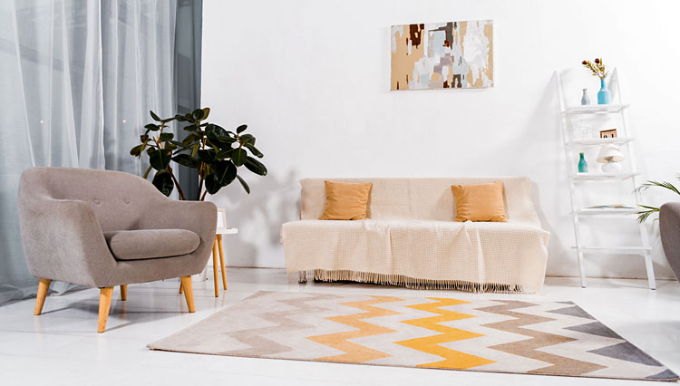 Dywan z geometrycznym wzorem na podłodze salonu
