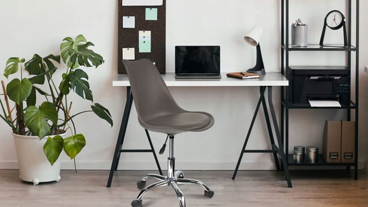 Praktyczne rozwiązania do pracy w domowym biurze: Meble i dodatki do inspirującego home office w Twoim domu